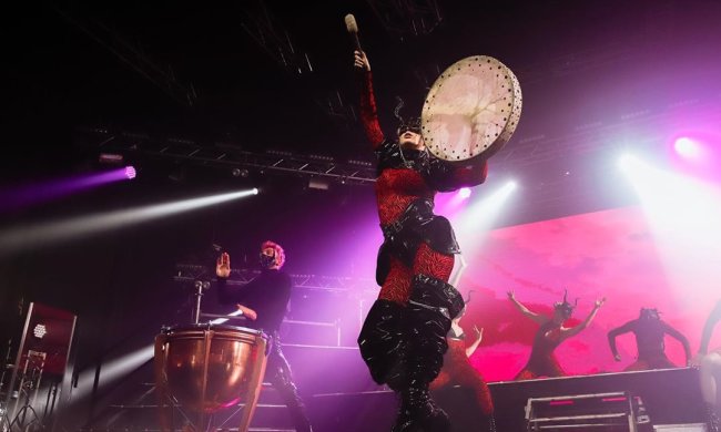 Рогатая MARUV в латексе исполнила заветную мечту: взлетела, как ракета