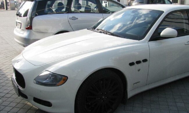 Ярмоленко пустил мальчика за руль своего дорогого автомобиля