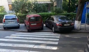 Троє героїв парковки спішилися прямо на переході (ФОТО)