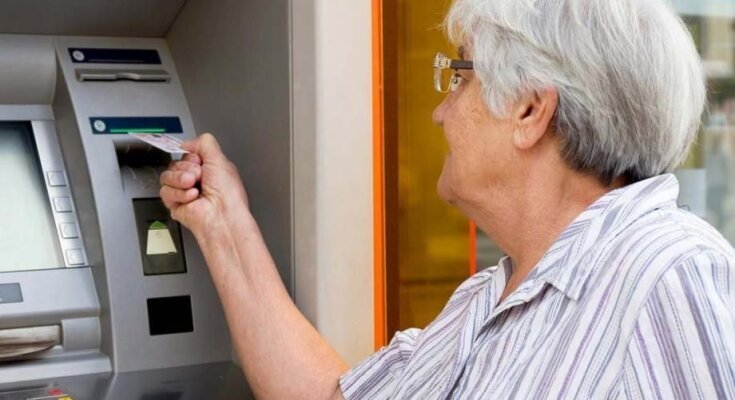 Пенсіонерка біля банкомата. Фото з відкритих джерел