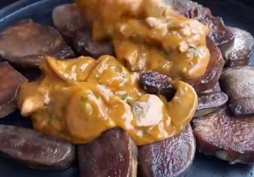 Язык в густой грибной подливе, кадр из видео