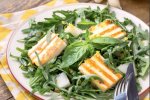 Теплый салат с жареным сыром: пошаговый рецепт