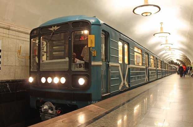 В поисках горячей воды: полуголая девушка в метро удивила киевлян