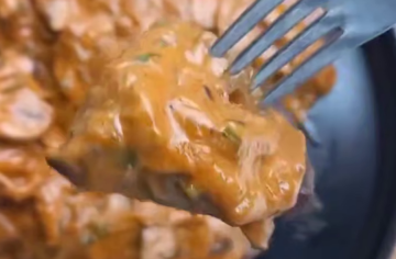 Язык в густой грибной подливе, кадр из видео