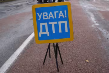 Лоб в лоб: легковик на швидкості влетів в автобус, є жертви
