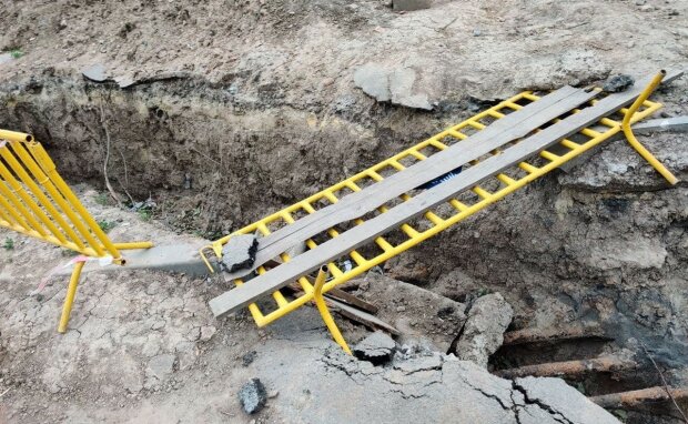 Коммунальщики оставили огромную яму, харьковчане нашли выход из положения: "Прорыв инженерной мысли"