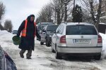 Тернополянку отправили вместо техники спасать дороги от снега: вот тебе ведро...
