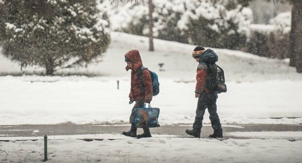 Українським школярам скоротили уроки через холоди: опалення діти так і не відчули
