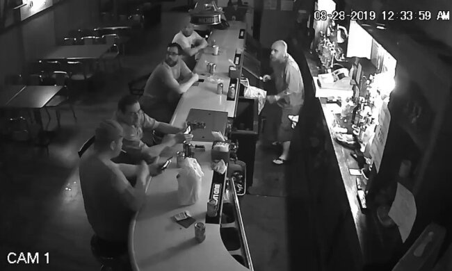 Американець став героєм, кинувши виклик озброєному грабіжнику