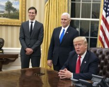 ЗМІ дізнались, хто заходить до кабінету Трампа, коли він натискає червону кнопку