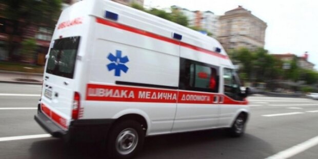 В Харькове девушке сломали ногу возле метро: жуткие подробности