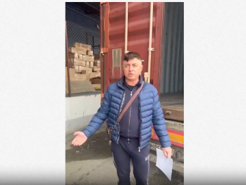 Водитель автомобиля,  свидетельствующий о поборах на границе