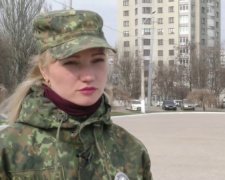 Тендітна дівчина: офіцер ЗСУ затримала втікача бойовика