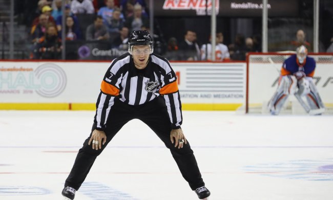 Разъяренный хоккеист напал на судью во время матча: вырубил с одного удара