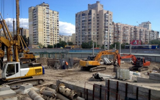 Скандальная стройка на Героев Днепра: рабочие разрушают подземные переходы 