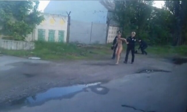 Полтавские копы арестовали голую женщину, гуляющую по городу