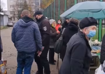 Львовские муниципалы объявили войну пенсионерам из-за куска сала, очевидцы в ярости: "Шакалы"