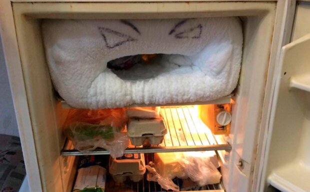 Лід у холодильнику, скріншот: YouTube