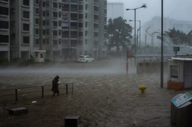 На Гонконг налетів супертайфун Мангхут: сотні людей у смертельній пастці