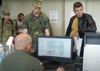 Військовозобов'язані проходять ВЛК. Фото: youtube