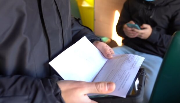 Проверка документов, скриншот youtube BBC News Украина