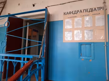 Взбешенные родители избили медсестру прямо в больнице, от полиции ноль помощи