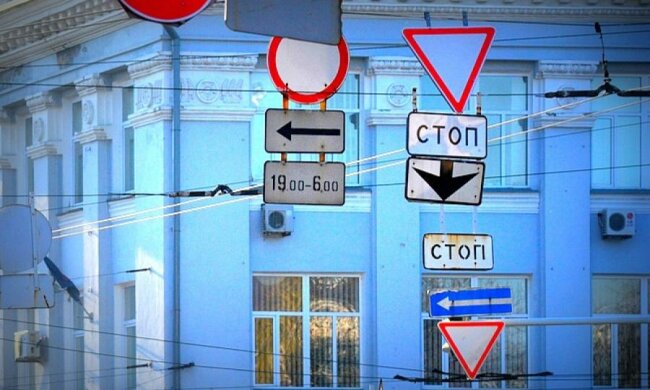 В Украине начнется зачистка дорожных знаков 