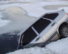 Не дождался Крещения: горе-водитель нырнул в воду вместе с машиной