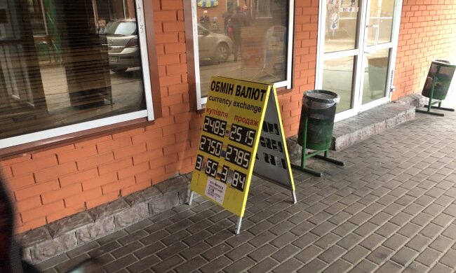 Курс валют на 29 октября: доллар снова шагнул назад