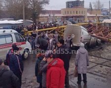 В Омську баштовий кран розчавив позашляховик з дитиною (фото)