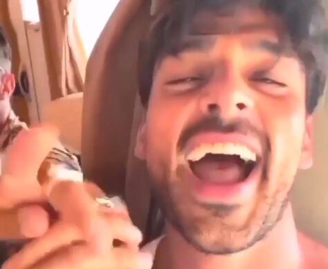 "Поехавший" Микеле Морроне в путешествии получил от друга в рот — надо было осторожней