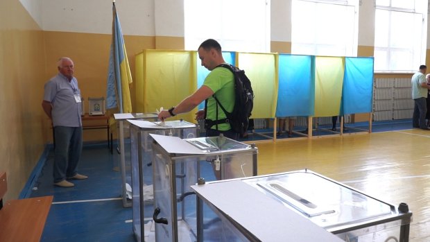 У Києві українець влаштував дебош на виборчій дільниці: "Є у мене один мінус", відео