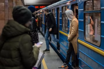 Легли под поезд: в сети нашли страницы неадекватов из киевского метро