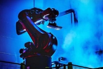 Adidas поручит роботам производство кроссовок 