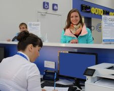Безвіз знову ближче: паспортні центри відновили роботу