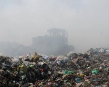 Масштабна пожежа охопила рівненське звалище: фото
