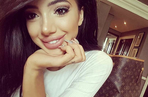 Вдвічі більше куль: Хлоя Кхан побешкетувала на ліжку з близнючкою