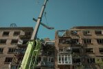 Відновлення багатоквартирного будинку в Києві після обстрілів