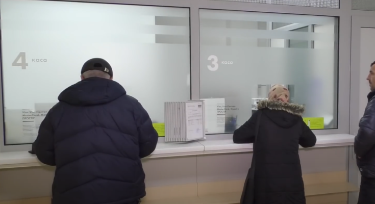 Українці у банку. Фото: скрін youtube