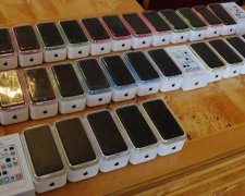 Закарпатським випускникам вручили контрафактні смартфони