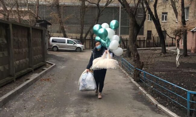 Волонтери допомогли врятувати дитину: Facebook Мама і немовля
