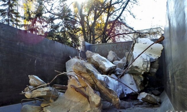 У Слов'янську розвалився комуністичний пам'ятник "товаришу Артему" (фото)