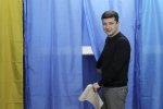 Зеленский проголосовал на выборах вместе с первой леди: фото