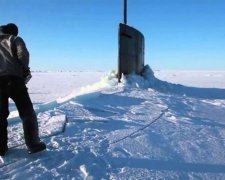 Як підводний човен спливає в Арктиці крізь лід (відео)