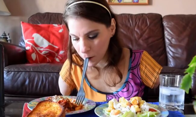 Емі Брукс, кадри відео