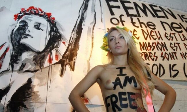 Гологруда помста: що світить активістці Femen