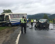 На Львовщине шумахер на Renault на скорости протаранил автобус — разбитый металл, плач и кровь по дороге