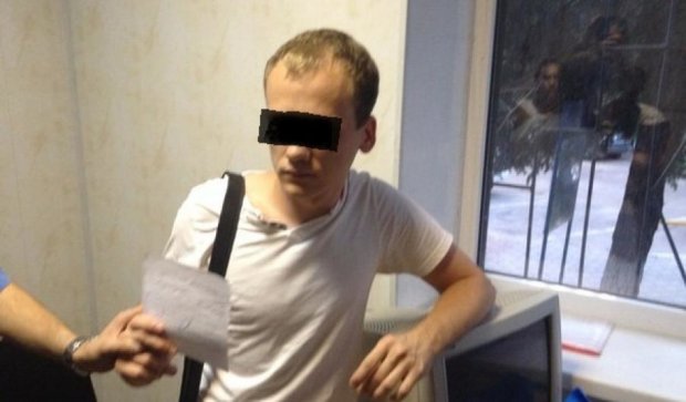 Активисты поймали педофила в женской одежде и вручили ему повестку (фото)