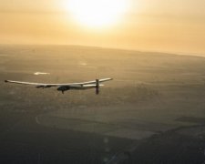 Літак на сонячних батареях вперше перелетів Атлантику