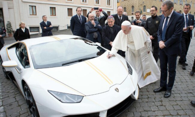 "Свята" автівка за 816 тисяч доларів: Папа Римський продав Lamborghini одним помахом кадила